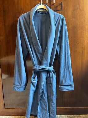 Zara Men's S/M Lightweight Short Robe w/ Navy Contrast Piping,& Pockets